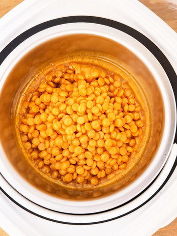Waxx Inn Elixir Hard Wax Beads close-up – warm golden stripless wax beads with Elixir label visible, professional depilatory hard wax 1000g made in Italy